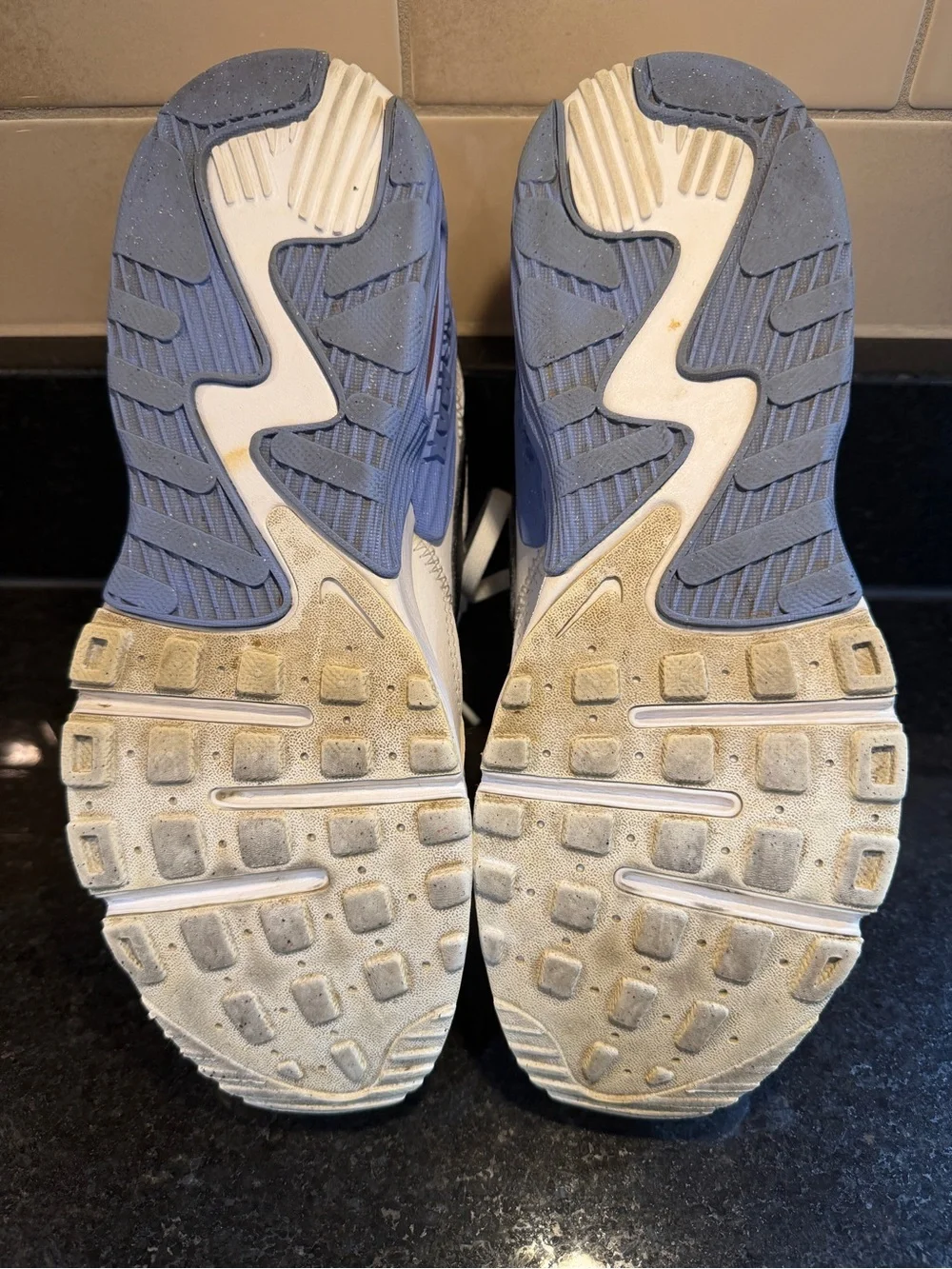 Women’s 8.5 Nike Air Max Exee “White Bright Mango” DH1086-100 Gently Used
